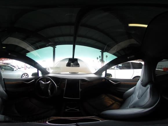 ✅ 2017 Tesla Model X 90D • VIN: 5YJXCBE20HF055203 • Lot: 43812401. Wystawiony na IAAI z przebiegiem 77 169 mil. Bezpłatny archiwum sprzedaży aukcyjnych z USA i szczegółowy raport historii pojazdu na DreamBid. Zdjęcie 19.