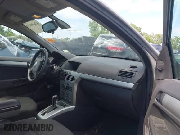 2008 Saturn Astra XR z VIN W08AT671785074861, wystawiony jako IAAI lot #42669880 z przebiegiem 142 044 mil mil oraz . Historia ofert i sprzedaży dostępna na DreamBid. Obrazek 5.