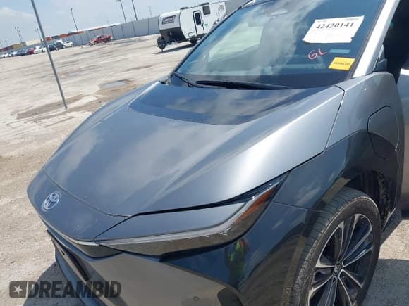 ✅ 2023 Toyota bZ4X XLE • VIN: JTMABACA7PA033445 • Lot: 42420141. Wystawiony na IAAI z przebiegiem 18 280 mil. Bezpłatny archiwum sprzedaży aukcyjnych z USA i szczegółowy raport historii pojazdu na DreamBid. Zdjęcie 6.