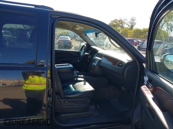 ✅ 2010 Chevrolet Suburban LT • VIN: 1GNUKJE38AR202397 • Lot: 43406750. Listed on IAAI with 177,689 mi. Free auction sales archive from the USA and detailed vehicle history report at DreamBid. Image 5.