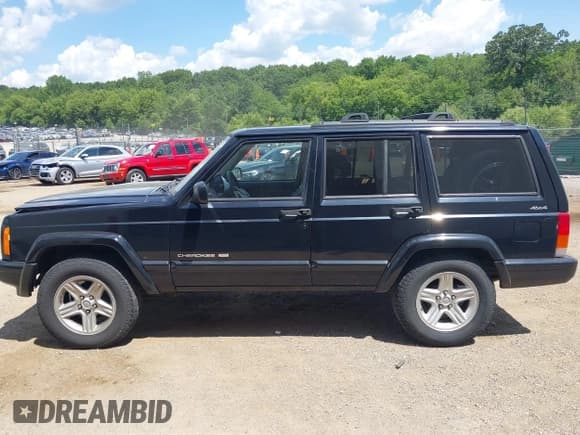 ✅ 2001 Jeep Cherokee Sport • VIN: 1J4FF58S21L557644 • Lot: 42665350. Listed on IAAI with 140,372 mi. Free auction sales archive from the USA and detailed vehicle history report at DreamBid. Image 14.