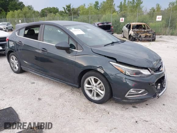 2018 Chevrolet Cruze LT z VIN 3G1BE6SM1JS596428, wystawiony jako IAAI lot #42985370 z przebiegiem 70 184 mil mil oraz . Historia ofert i sprzedaży dostępna na DreamBid. Obrazek 1.