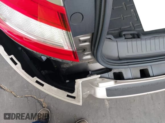 ✅ 2018 Lincoln MKX Select • VIN: 2LMPJ6KR0JBL14757 • Lot: 43341571. Listed on IAAI with 106,923 mi. Free auction sales archive from the USA and detailed vehicle history report at DreamBid. Image 21.