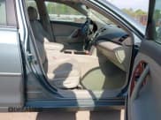 ✅ 2010 Toyota Camry LE • VIN: 4T1BF3EK6AU570156 • Lot: 42070736. Wystawiony na IAAI z przebiegiem 143 076 mil. Bezpłatny archiwum sprzedaży aukcyjnych z USA i szczegółowy raport historii pojazdu na DreamBid. Zdjęcie 5.