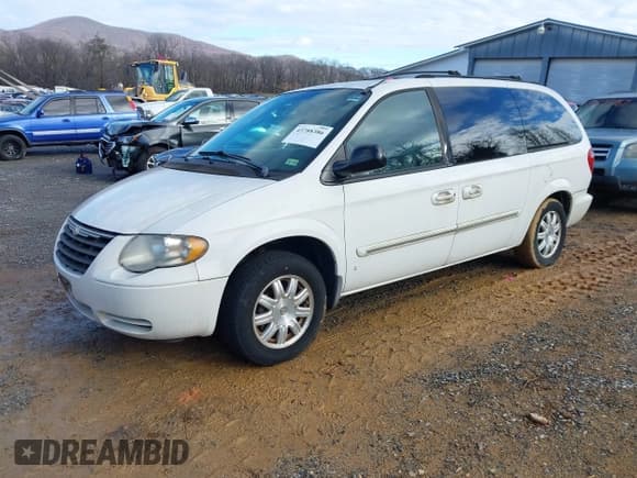 ✅ 2006 Chrysler Town & Country Touring • VIN: 2A4GP54L36R806029 • Lot: 43788386. Wystawiony na IAAI z przebiegiem 178 350 mil. Bezpłatny archiwum sprzedaży aukcyjnych z USA i szczegółowy raport historii pojazdu na DreamBid. Zdjęcie 2.