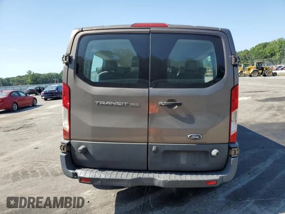 ✅ 2018 Ford Transit Passenger XL • VIN: 1FBZX2ZM9JKA14042 • Lot: 66348095. Wystawiony na Copart z przebiegiem Nie podano. Bezpłatny archiwum sprzedaży aukcyjnych z USA i szczegółowy raport historii pojazdu na DreamBid. Zdjęcie 6.