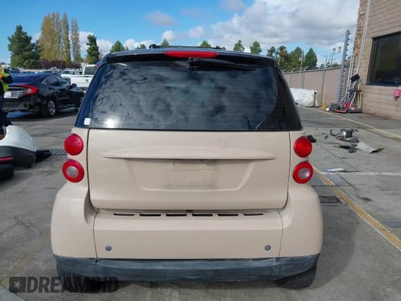 ✅ 2008 Smart fortwo Pure • VIN: WMEEJ31XX8K141630 • Lot: 43710971. Listed on IAAI with 125,470 mi. Free auction sales archive from the USA and detailed vehicle history report at DreamBid. Image 15.