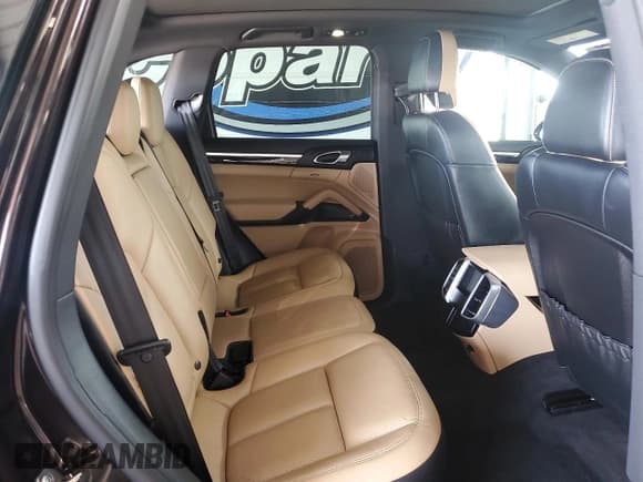 ✅ 2015 Porsche Cayenne Diesel • VIN: WP1AF2A23FLA42506 • Lot: 82465825. Wystawiony na Copart z przebiegiem 92 172 mil. Bezpłatny archiwum sprzedaży aukcyjnych z USA i szczegółowy raport historii pojazdu na DreamBid. Zdjęcie 10.