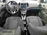 2014 Chevrolet Sonic LT z VIN 1G1JC5SHXE4200758, wystawiony jako Copart lot #65268585 z przebiegiem 136 698 mil mil oraz Nie do naprawy • Non repairable. Historia ofert i sprzedaży dostępna na DreamBid. Obrazek 8.