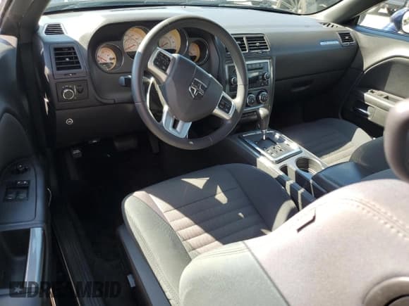 ✅ 2014 Dodge Challenger SXT • VIN: 2C3CDYAG7EH101068 • Lot: 74075524. Wystawiony na Copart z przebiegiem Nie podano. Bezpłatny archiwum sprzedaży aukcyjnych z USA i szczegółowy raport historii pojazdu na DreamBid. Zdjęcie 8.