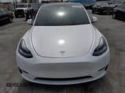✅ 2022 Tesla Model Y Long Range • VIN: 7SAYGDEE1NF540740 • Lot: 70879985. Wystawiony na Copart z przebiegiem 29 702 mil. Bezpłatny archiwum sprzedaży aukcyjnych z USA i szczegółowy raport historii pojazdu na DreamBid. Zdjęcie 5.