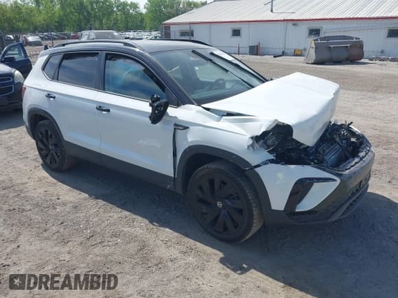 ✅ 2024 Volkswagen Taos SE Black • VIN: 3VVLX7B20RM126533 • Lot: 42238222. Wystawiony na IAAI z przebiegiem 6 971 mil. Bezpłatny archiwum sprzedaży aukcyjnych z USA i szczegółowy raport historii pojazdu na DreamBid. Zdjęcie 1.