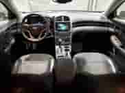 2015 Chevrolet Malibu LT z VIN 1G11C5SL8FF194677, wystawiony jako Copart lot #38092374 z przebiegiem 147 331 mil mil oraz . Historia ofert i sprzedaży dostępna na DreamBid. Obrazek 8.