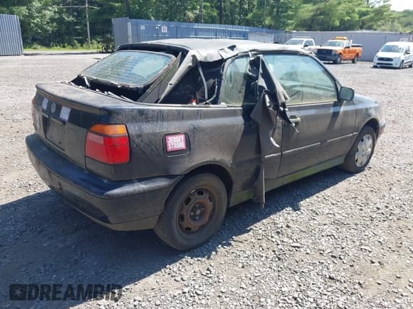 ✅ 1998 Volkswagen Cabriolet • VIN: 3VWAA81E0WM809480 • Lot: 42908436. Wystawiony na IAAI z przebiegiem 143 929 mil. Bezpłatny archiwum sprzedaży aukcyjnych z USA i szczegółowy raport historii pojazdu na DreamBid. Zdjęcie 4.