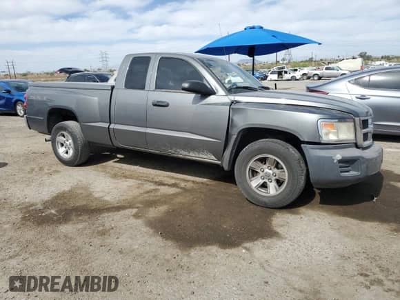 2008 Dodge Dakota SXT z VIN 1D7HE32KX8S553863, wystawiony jako Copart lot #58553865 z przebiegiem 78 943 mil mil oraz Szkoda całkowita • Salvage title. Historia ofert i sprzedaży dostępna na DreamBid. Obrazek 4.