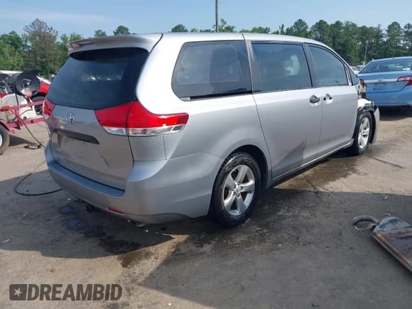 ✅ 2013 Toyota Sienna L • VIN: 5TDZK3DC3DS348420 • Лот: 42560718. Опубликован ранее на IAAI с пробегом 221 621 миль. Бесплатный доступ к архиву аукционных продаж из США и подробный отчёт об истории автомобиля на DreamBid. Изображение 4.