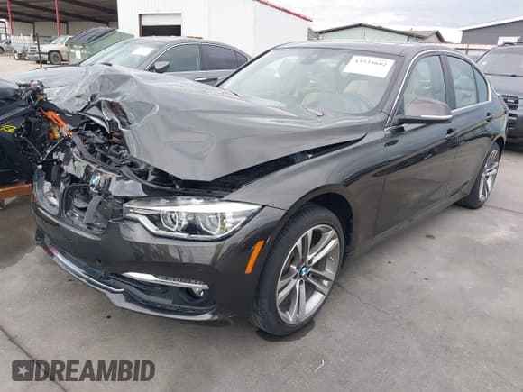 ✅ 2018 BMW 3 Series 330i • VIN: WBA8B9G58JNU97948 • Lot: 43534682. Listed on IAAI with 39,361 mi. Free auction sales archive from the USA and detailed vehicle history report at DreamBid. Image 17.
