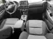 2021 Hyundai Kona SEL z VIN KM8K2CAA9MU747201, wystawiony jako Copart lot #54687255 z przebiegiem 34 206 mil mil oraz Szkoda całkowita • Salvage title. Historia ofert i sprzedaży dostępna na DreamBid. Obrazek 8.