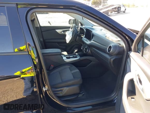 ✅ 2025 Chevrolet Blazer LT • VIN: 3GNKBCR42SS128429 • Lot: 43315384. Listed on IAAI with 32,015 mi. Free auction sales archive from the USA and detailed vehicle history report at DreamBid. Image 5.