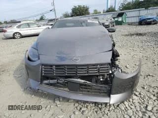 ✅ 2024 Nissan Z Sport • VIN: JN1BZ4AH7RM362538 • Lot: 71589374. Wystawiony na Copart z przebiegiem Nie podano. Bezpłatny archiwum sprzedaży aukcyjnych z USA i szczegółowy raport historii pojazdu na DreamBid. Zdjęcie 5.