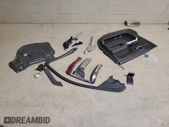 ✅ 2018 Chevrolet Silverado 1500 LT • VIN: 3GCUKREC1JG634532 • Lot: 91496155. Wystawiony na Copart z przebiegiem 133 104 mil. Bezpłatny archiwum sprzedaży aukcyjnych z USA i szczegółowy raport historii pojazdu na DreamBid. Zdjęcie 12.