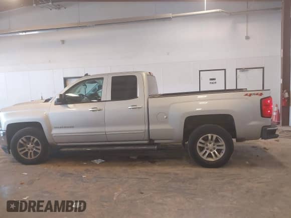 2018 Chevrolet Silverado 1500 LT z VIN 1GCVKREC6JZ298381, wystawiony jako IAAI lot #43383942 z przebiegiem 101 454 mil mil oraz . Historia ofert i sprzedaży dostępna na DreamBid. Obrazek 14.