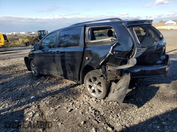✅ 2011 Toyota Sienna SE • VIN: 5TDXK3DC0BS174746 • Lot: 89679785. Listed on Copart with 177,935 mi. Free auction sales archive from the USA and detailed vehicle history report at DreamBid. Image 2.