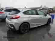 2018 Chevrolet Cruze LT z VIN 3G1BE6SM2JS650335, wystawiony jako Copart lot #90653215 z przebiegiem 72 079 mil mil oraz Szkoda całkowita • Salvage title. Historia ofert i sprzedaży dostępna na DreamBid. Obrazek 3.