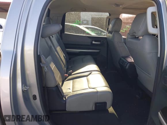 ✅ 2017 Toyota Tundra Limited • VIN: 5TFFW5F17HX213326 • Lot: 43452045. Wystawiony na IAAI z przebiegiem 165 417 mil. Bezpłatny archiwum sprzedaży aukcyjnych z USA i szczegółowy raport historii pojazdu na DreamBid. Zdjęcie 8.