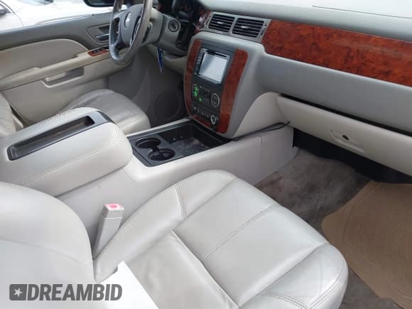 ✅ 2010 Chevrolet Suburban LT • VIN: 1GNUKJE31AR158534 • Lot: 42250669. Listed on IAAI with Not provided. Free auction sales archive from the USA and detailed vehicle history report at DreamBid. Image 5.