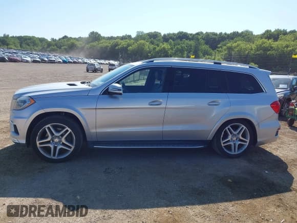 ✅ 2015 Mercedes-Benz GL 550 • VIN: 4JGDF7DE5FA518831 • Лот: 42640330. Опубликован ранее на IAAI с пробегом 105 742 миль. Бесплатный доступ к архиву аукционных продаж из США и подробный отчёт об истории автомобиля на DreamBid. Изображение 14.