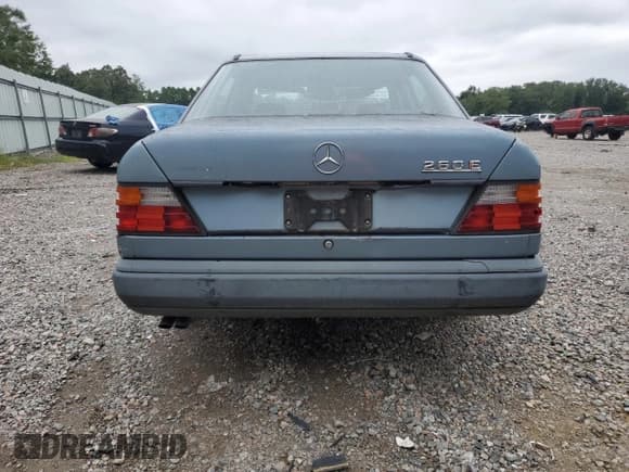 ✅ 1987 Mercedes-Benz 260 • VIN: WDBEA26D3HA496232 • Lot: 67275325. Wystawiony na Copart z przebiegiem 140 139 mil. Bezpłatny archiwum sprzedaży aukcyjnych z USA i szczegółowy raport historii pojazdu na DreamBid. Zdjęcie 6.