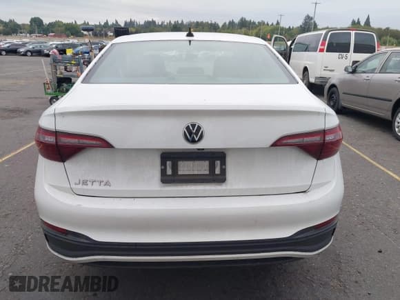 ✅ 2023 Volkswagen Jetta S • VIN: 3VW4M7BU2PM026795 • Lot: 43335616. Wystawiony na IAAI z przebiegiem 27 812 mil. Bezpłatny archiwum sprzedaży aukcyjnych z USA i szczegółowy raport historii pojazdu na DreamBid. Zdjęcie 16.