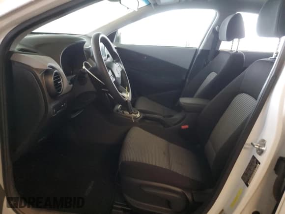 ✅ 2019 Hyundai Kona SE • VIN: KM8K12AA1KU378408 • Лот: 92216785. Опубликован ранее на Copart с пробегом 77 189 миль. Бесплатный доступ к архиву аукционных продаж из США и подробный отчёт об истории автомобиля на DreamBid. Изображение 7.