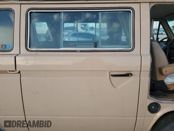 ✅ 1984 Volkswagen Vanagon • VIN: WV2ZB0256EH075158 • Lot: 75388754. Listed on Copart with 210,558 mi. Free auction sales archive from the USA and detailed vehicle history report at DreamBid. Image 11.