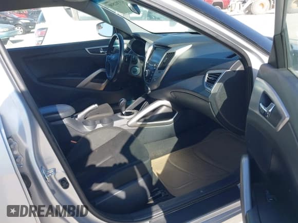 ✅ 2017 Hyundai Veloster Value Edition • VIN: KMHTC6ADXHU307359 • Lot: 43702500. Wystawiony na IAAI z przebiegiem 107 319 mil. Bezpłatny archiwum sprzedaży aukcyjnych z USA i szczegółowy raport historii pojazdu na DreamBid. Zdjęcie 5.