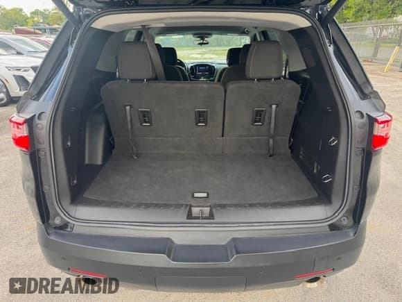 ✅ 2021 Chevrolet Traverse LT Cloth • VIN: 1GNERGKW7MJ168621 • Lot: 82171285. Wystawiony na Copart z przebiegiem 68 353 mil. Bezpłatny archiwum sprzedaży aukcyjnych z USA i szczegółowy raport historii pojazdu na DreamBid. Zdjęcie 6.