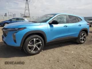 2025 Chevrolet Trax 1RS с VIN KL77LGEP7SC139030, выставлен на аукционе Copart как лот 70219075 с пробегом 52 407 миль миль и Списание • Salvage title. История ставок и продаж доступна на DreamBid. Изображение 1.