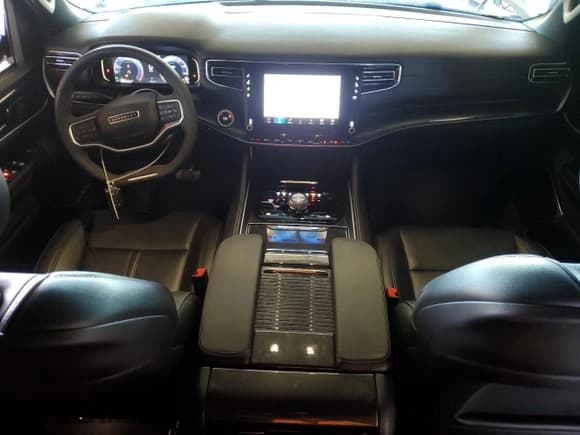 ✅ 2024 Jeep Wagoneer • VIN: 1C4SJSAP8RS110440 • Лот: 64511645. Опубликован ранее на Copart с пробегом 13 981 миль. Бесплатный доступ к архиву аукционных продаж из США и подробный отчёт об истории автомобиля на DreamBid. Изображение 8.