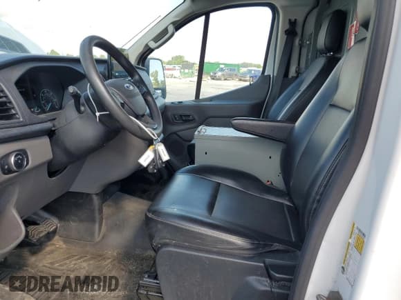 ✅ 2020 Ford Transit Cargo • VIN: 1FTBR1Y86LKA03623 • Lot: 68327345. Wystawiony na Copart z przebiegiem 136 461 mil. Bezpłatny archiwum sprzedaży aukcyjnych z USA i szczegółowy raport historii pojazdu na DreamBid. Zdjęcie 7.