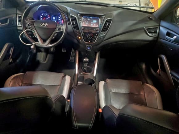 ✅ 2016 Hyundai Veloster Turbo Rally Edition • VIN: KMHTC6AE3GU301765 • Лот: 94892395. Опубликован ранее на Copart с пробегом 120 423 миль. Бесплатный доступ к архиву аукционных продаж из США и подробный отчёт об истории автомобиля на DreamBid. Изображение 8.