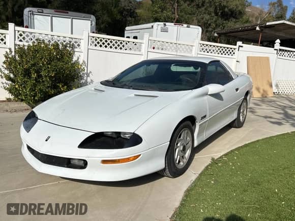 1995 Chevrolet Camaro Z28 z VIN 2G1FP22P0S2185091, wystawiony jako Copart lot #47661355 z przebiegiem 159 032 mil mil oraz Czysty tytuł • Clean title. Historia ofert i sprzedaży dostępna na DreamBid. Obrazek 2.