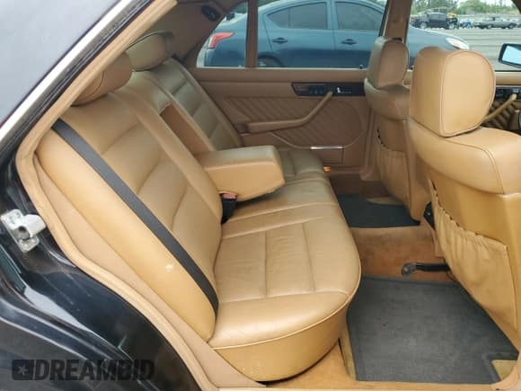 ✅ 1990 Mercedes-Benz 560 • VIN: WDBCA39E7LA504486 • Lot: 62374765. Wystawiony na Copart z przebiegiem 112 165 mil. Bezpłatny archiwum sprzedaży aukcyjnych z USA i szczegółowy raport historii pojazdu na DreamBid. Zdjęcie 10.