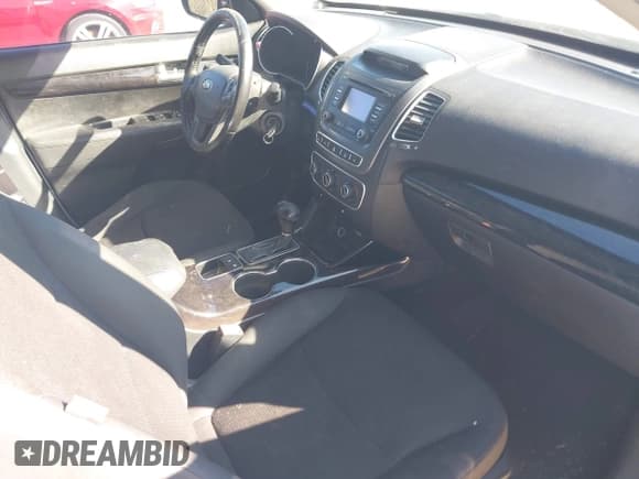 ✅ 2015 Kia Sorento LX • VIN: 5XYKT3A68FG556774 • Lot: 43584786. Wystawiony na IAAI z przebiegiem 156 685 mil. Bezpłatny archiwum sprzedaży aukcyjnych z USA i szczegółowy raport historii pojazdu na DreamBid. Zdjęcie 5.