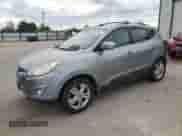 2013 Hyundai Tucson GLS z VIN KM8JU3AC6DU653140, wystawiony jako Copart lot #56669105 z przebiegiem 162 901 mil mil oraz Szkoda całkowita • Salvage title. Historia ofert i sprzedaży dostępna na DreamBid. Obrazek 1.
