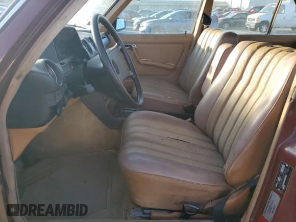 ✅ 1983 Mercedes-Benz 300 D • VIN: WDBAB33A8DB029422 • Lot: 41494185. Listed on Copart with 194,507 mi. Free auction sales archive from the USA and detailed vehicle history report at DreamBid. Image 7.