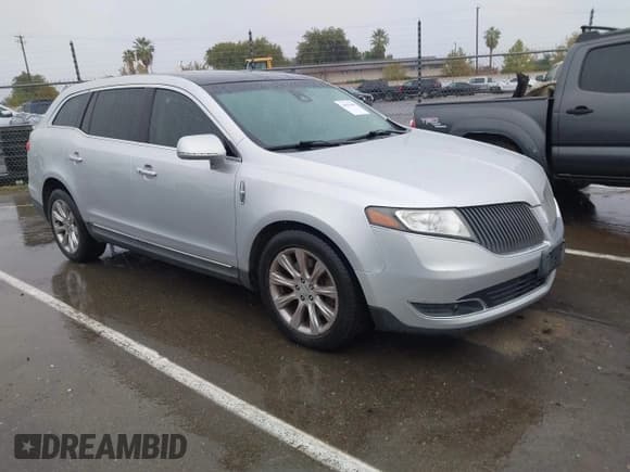 ✅ 2014 Lincoln MKT EcoBoost • VIN: 2LMHJ5AT4EBL57595 • Lot: 43693668. Wystawiony na IAAI z przebiegiem 133 259 mil. Bezpłatny archiwum sprzedaży aukcyjnych z USA i szczegółowy raport historii pojazdu na DreamBid. Zdjęcie 1.