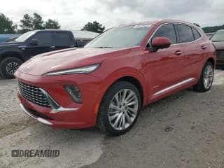 ✅ 2025 Buick Envision Avenir • VIN: LRBFZME4XSD024481 • Lot: 60828575. Wystawiony na Copart z przebiegiem 5 354 mil. Bezpłatny archiwum sprzedaży aukcyjnych z USA i szczegółowy raport historii pojazdu na DreamBid. Zdjęcie 1.