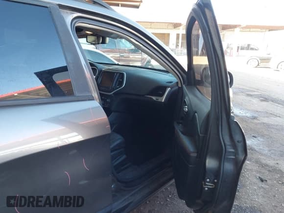 ✅ 2016 Jeep Cherokee Trailhawk • VIN: 1C4PJMBSXGW246224 • Lot: 43837921. Listed on IAAI with 104,876 mi. Free auction sales archive from the USA and detailed vehicle history report at DreamBid. Image 5.