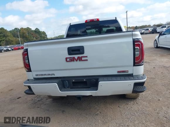 ✅ 2018 GMC Sierra 1500 Denali • VIN: 3GTU2PEJ6JG369769 • Лот: 43659971. Опубликован ранее на IAAI с пробегом 143 939 миль. Бесплатный доступ к архиву аукционных продаж из США и подробный отчёт об истории автомобиля на DreamBid. Изображение 16.